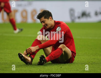 Munich, Germany. 15th Dec, 2015. Robert Lewandowski of Bayern Munich ties his shoe during the German Cup (DFB Pokal) third round match against Darmstadt in Munich, Germany, Dec. 15, 2015. Bayern Munich won 1-0. © Philippe Ruiz/Xinhua/Alamy Live News Stock Photo