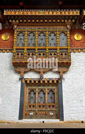 Richly ornated windows and bay windows in the monastery and fortress Punakha Dzong, Punakah, Bhutan Stock Photo