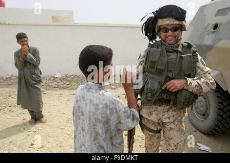 Italian military intervention in Iraq (10/2004), soldiers with children of a school on the outskirts of Nasiriyah Stock Photo