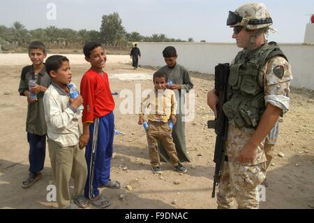 Italian military intervention in Iraq (10/2004), soldiers with children of a school on the outskirts of Nasiriyah Stock Photo