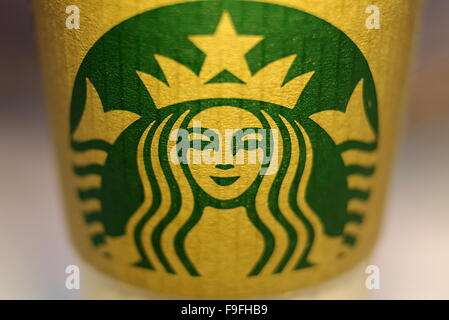 Starbucks logo on cardboard cup sleeve Stock Photo