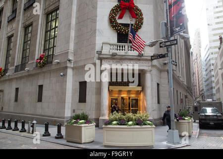 New York, United States. 16th Dec, 2015. Federal reserve finally lifts key interest rate from near zero up to a range of 0.25 percent to 0.5 percent which ends an extaordinary 7 year period of near zero rates, beginning in the 2008 financial crisis. © Louise Wateridge/Pacific Press/Alamy Live News Stock Photo