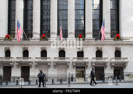 New York, United States. 16th Dec, 2015. Federal reserve finally lifts key interest rate from near zero up to a range of 0.25 percent to 0.5 percent which ends an extaordinary 7 year period of near zero rates, beginning in the 2008 financial crisis. © Louise Wateridge/Pacific Press/Alamy Live News Stock Photo