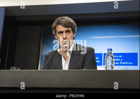 Buenos Aires, Buenos Aires, Argentina. 16th Dec, 2015. During a press conference, Alfonso Prat-Gay, Ministry of Economy, announces measures to lift restrictions on currency exchange and imports. © Patricio Murphy/ZUMA Wire/Alamy Live News Stock Photo