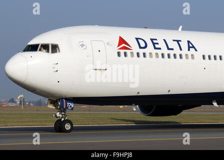 Close up of Delta Boeing 767 tail Stock Photo - Alamy