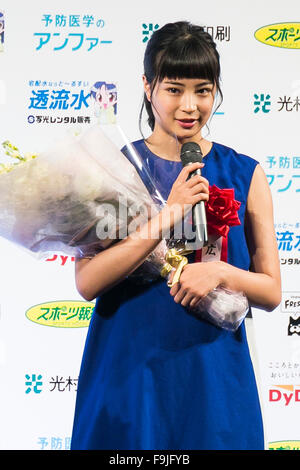 Suzu Hirose, Dec 09, 2015 : Actress Suzu Hirose receives the 40th Hochi Film Awards' Best New Actress award on December 16, 2015 in Tokyo, Japan. The Hochi Film Awards are annual film-specific prizes awarded by the Japanese Sports Hochi newspaper. © Rodrigo Reyes Marin/AFLO/Alamy Live News Stock Photo