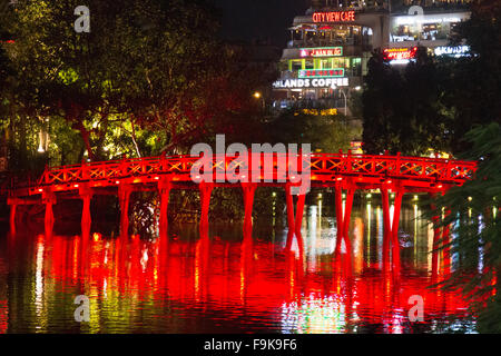 Hanoi famous Huc Red bridge illuminated in the evening on Hoan Kiem Lake,Hanoi city centre,Vietnam, leads to jade temple Stock Photo