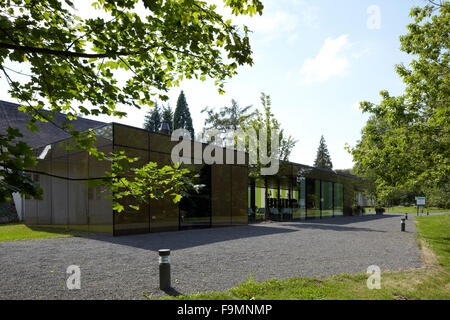 Exterior view of the new glass-fronted cafe and visitor centre LAC annex attached to Lackenbach Castle, Burgenland, Austria. Stock Photo