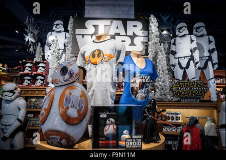 Chicago, USA.  17 December 2015. The Disney store in Michigan Avenue promotes the new movie, 'Star Wars, The Force Awakens', which opens in Chicago on December 18th. Credit:  Stephen Chung / Alamy Live News Stock Photo