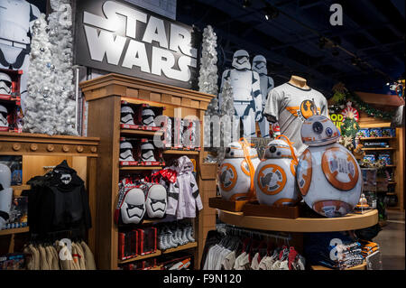 Chicago, USA.  17 December 2015. The Disney store in Michigan Avenue promotes the new movie, 'Star Wars, The Force Awakens', which opens in Chicago on December 18th. Credit:  Stephen Chung / Alamy Live News Stock Photo