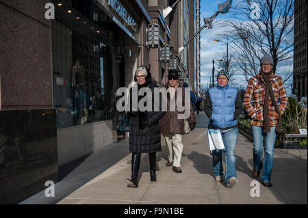 Chicago, USA.  17 December 2015. Shoppers on 'The Magnificent Mile', on Michigan Avenue in downtown Chicago.  This stretch of property is home to major retailers attracting customers making purchases as they prepare for Christmas.  Credit:  Stephen Chung / Alamy Live News Stock Photo