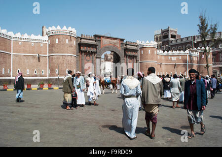 Yemen, Middle East: people at the gate Bab Al Yemen, the main entrance in the salt market, suq, in the Old City of Sana'a Stock Photo