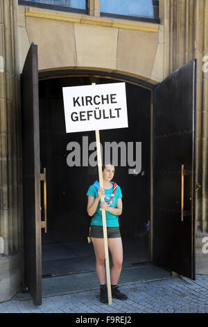 Stuttgart, Germany. 05th June, 2015. A volunteer holds a placard saying CHURCH IS FULL at an open church door during the 35th German Protestant Church Congress Stock Photo