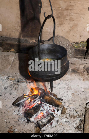 UK, England, Worcestershire, Bromsgrove, Avoncroft Museum, Medieval Town House, pot of pottage on the fire Stock Photo