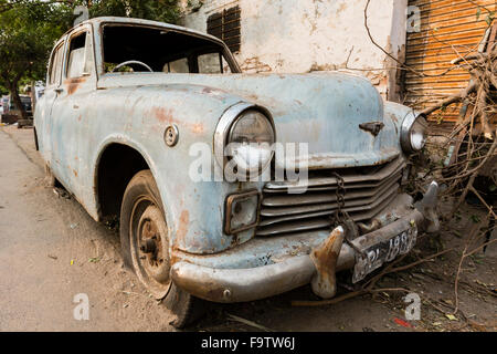 An abandoned car in the streets of Deogargh, Rajasthan Stock Photo