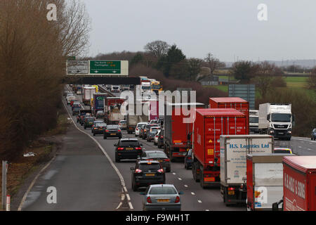 Cambridge, UK. 18th Dec, 2015. Christmas holiday traffic . Cambridge, UK . 18.12.2014 The A14 was at a crawl northbound just after lunch today as many people start their Christmas holiday break. It may be one of the busiest days to travel over the Christmas period. Credit:  Paul Marriott/Alamy Live News Stock Photo