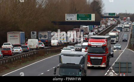 Cambridge, UK. 18th Dec, 2015. Christmas holiday traffic . Cambridge, UK . 18.12.2014 The A14 was at a crawl northbound just after lunch today as many people start their Christmas holiday break. It may be one of the busiest days to travel over the Christmas period. Credit:  Paul Marriott/Alamy Live News Stock Photo