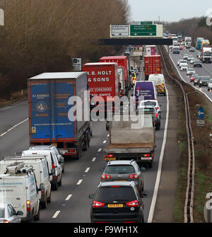 Cambridge, UK. 18th Dec, 2015. Christmas holiday traffic . Cambridge, UK . 18.12.2014 The A14 was at a crawl northbound just after lunch today as many people start their Christmas holiday break. It may be one of the busiest days to travel over the Christmas period. Credit:  Paul Marriott/Alamy Live News Stock Photo