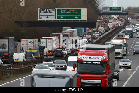 Cambridge, UK. 18th Dec, 2015. Christmas holiday traffic . Cambridge, UK . 18.12.2014 The A14 was at a crawl northbound just after lunch today as many people start their Christmas holiday break. It may be one of the busiest days to travel over the Christmas period. Credit:  Paul Marriott/Alamy Live News Stock Photo