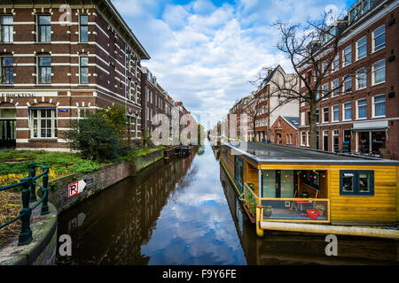 Houseboats in the Lijnbaansgracht canal, in Amsterdam, The Netherlands. Stock Photo