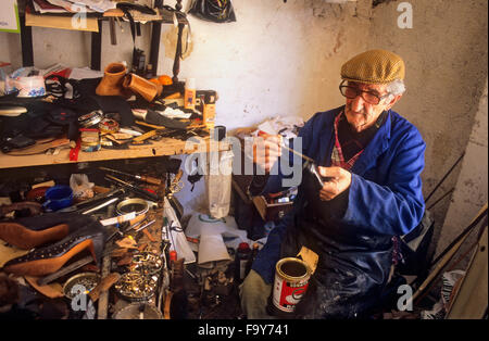 Shoemaker. José Dominguez Castro. Horno de San Agustin, 19.Albaicín quarter. Granada, Andalucia, Spain Stock Photo