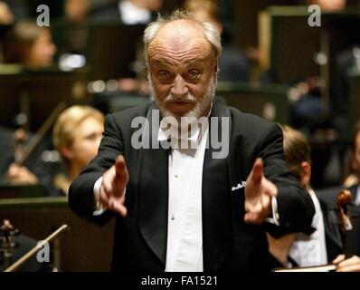 (dpa) - German conductor Kurt Masur, director of the French National Orchestra, conducts the Schleswig-Holstein Music Festival Orchestra in the final of the 'Deutschlandreise 2003' (Germany journey) at the Gewandhaus Concert Hall in Leipzig, Germany, 1 September 2003. The progamme includes works from Johann Sebastian Bach and Alfred Schnittke played by the international youth orchestra comprised of 130 musicians from 31 different nations. Masur, born in 1927, was the long-time conductor of the East German 'Gewandhaus' orchestra before he in 1991 went to New York as director of the Philharmonic Stock Photo