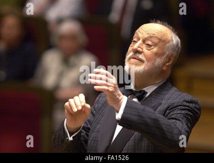 (dpa files) - German maestro Kurt Masur conducts his famous Leipzig 'Gewandhaus' orchestra during a guest performance in Leipzig, Germany, 10 October 2001. Masur, born in 1927, was the long-time 'Gewandhaus' conductor and became one of the protagonists in the Leipzig rallies demanding reunification during the last months of the GDR regime. In 1991 he went to New York as director of the New York Philharmonic Orchestra. After 11 years in New York Masur will now return to Europe to takes over the direction of the Orchestre National de France in Paris. Stock Photo