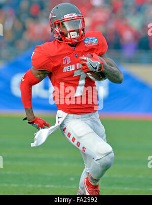 New Mexico running back Teriyon Gipson (7) tries to breakaway from New ...