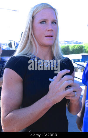 Holly Holm brings her championship belt to set of 'Extra' at Universal ...