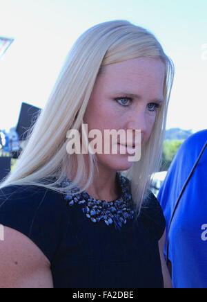 Holly Holm brings her championship belt to set of 'Extra' at Universal ...