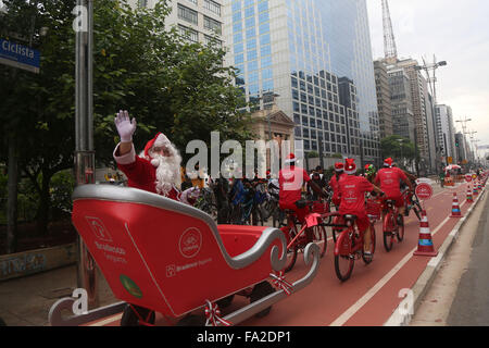 Sao Paulo, Brazil. 20th Dec, 2015. A Santa Claus sleigh is pulled by bicycles, at Paulista Avenue, in the city of Sao Paulo, Brazil, on Dec. 20, 2015. © Rahel Patrasso/Xinhua/Alamy Live News Stock Photo