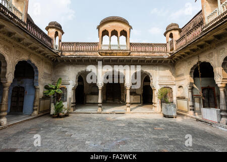 An abandoned Hindu temple off the busy streets of Jaipur Stock Photo