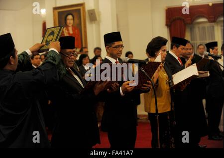 Jakarta, Indonesia. 21st Dec, 2015. Indonesia's Corruption Eradication Commision (KPK) new leaders Agus Raharjo (2nd L), Laode Muhammad Syarif (3rd L) and Basaria Panjaitan (4th L) attend an inauguration at the Presidential Palace in Jakarta, Indonesia, Dec. 21, 2015. Indonesia's House Commission III on Thursday voted for a new KPK leadership for a greater focus on corruption prevention. Credit:  Agung Kuncahya B./Xinhua/Alamy Live News Stock Photo