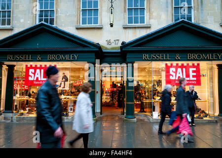 Bath, Somerset, UK. 21st December 2015. Several retail outlets such as Russell & Bromley have sales on as shoppers finish their Christmas shopping in the Spa city. Credit:  Richard Wayman/Alamy Live News Stock Photo