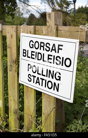 Bilingual polling station sign, Llanfoist, Wales, UK Stock Photo
