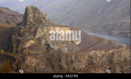 A rock tower in the middle of Dinorwic slate quarry, Llanberis, Gwynedd, North Wales, UK Stock Photo