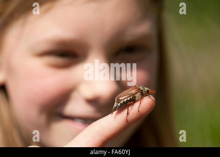 Maybeetle, common cockchafer, maybug, girl, child, Maikäfer, Feld-Maikäfer, Feldmaikäfer, Melolontha melolontha, Mädchen, Kind