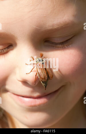 Maybeetle, common cockchafer, maybug, girl, child, Maikäfer, Feld-Maikäfer, Feldmaikäfer, Melolontha melolontha, Mädchen, Kind