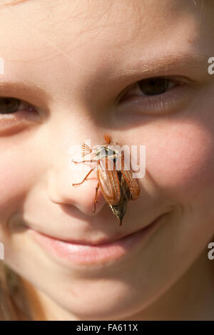 Maybeetle, common cockchafer, maybug, girl, child, Maikäfer, Feld-Maikäfer, Feldmaikäfer, Melolontha melolontha, Mädchen, Kind