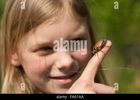 Maybeetle, common cockchafer, maybug, girl, child, Maikäfer, Feld-Maikäfer, Feldmaikäfer, Melolontha melolontha, Mädchen, Kind