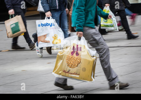Pedestrians carry shopping bags on Zeil shopping street in Frankfurt am Main, Germany, 22 December 2015. Photo: FRANK RUMPENHORST/dpa Stock Photo