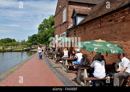 Idyllic location of the Dog and Doublet Inn on the tow path of Birmingham and Fazeley Canal, Sutton Coldfield West Midlands Stock Photo