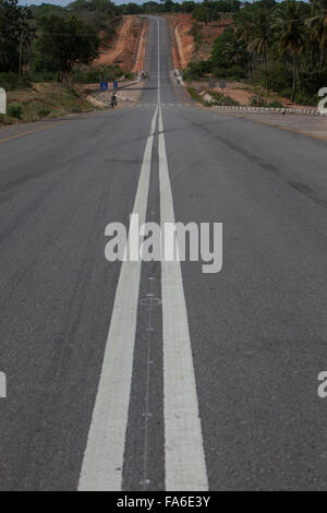 The newly-constructed Tanga – Horohoro trunk road stretches through Northeastern Tanzania, E. Africa. Stock Photo