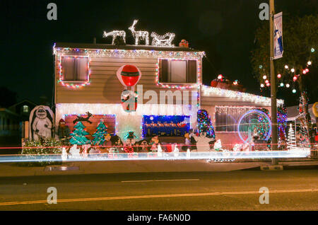 Los Angeles, USA. 17th Dec, 2015. Photo taken on Dec. 17, 2015 shows Christmas decorations and lights in the residential area in Los Angeles, the United States. © Zhao Hanrong/Xinhua/Alamy Live News Stock Photo