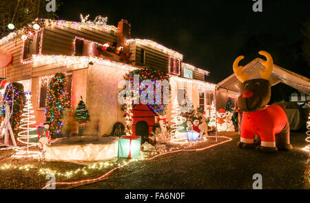 Los Angeles, USA. 17th Dec, 2015. Photo taken on Dec. 17, 2015 shows Christmas decorations and lights in the residential area in Los Angeles, the United States. © Zhao Hanrong/Xinhua/Alamy Live News Stock Photo