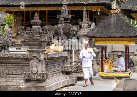 sacrificial offering at the Hindu water temple Tirta Empul near Ubud, Bali, Indonesia Stock Photo