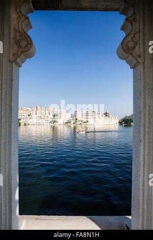 The Taj Lake Palace hotel on Lake Pichola, Udaipur, Rajasthan Stock Photo