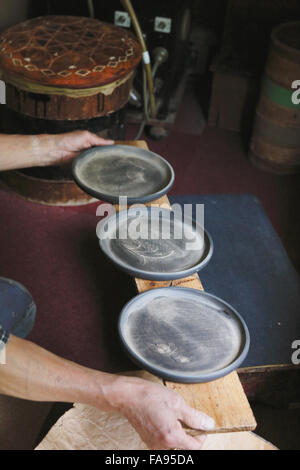 Japanese lacquer artisan working in the studio Stock Photo