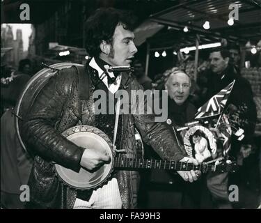 1972 - Don Follows Rosie - Off The Streets. Tomorrow is a sad day indeed for cinema queues in Leicester Square - for it marks the farewell performance of one of London's favourite buskers - One Man Band Don Partridge. After five years of street singing 23 year old Don, who plays guitar, drums, mouth organ and kazoo - all at the same time - is being inundated with bookings for radio; T.V. and folk clubs. This success is all due to the fact that Don;s first disc, 'Rosie' which he wrote himself, has gone straight into the charts - Don was discovered by Don Paul, of EMI records, singing and playin Stock Photo