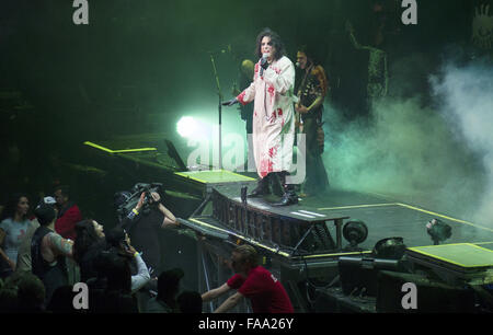 San Diego, CA, USA. 20th Dec, 2015. December 20, 2015 - San Diego, California, USA - Rocker Alice Cooper performs during a concert at San Diego State University. © KC Alfred/ZUMA Wire/Alamy Live News Stock Photo